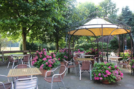 Ein leckeres Bier in unserem schön dekorierten, großen Biergarten trinken? Wir laden Sie herzlich ein! Ihr Altes Gasthaus Schröer in Emsbüren-Listrup.